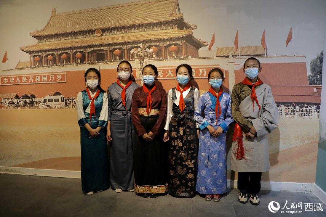 拉薩市北京實驗中學(xué)的小講解員們。人民網(wǎng) 次仁羅布攝