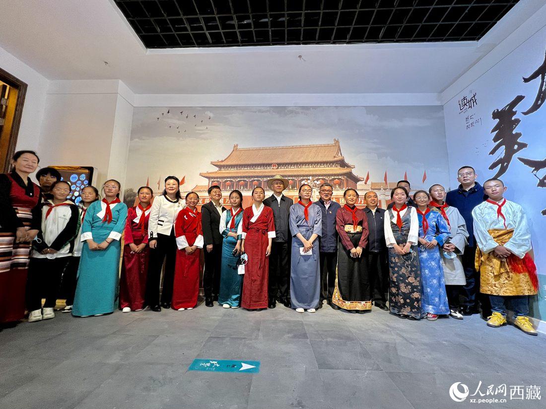 合影留念。人民網(wǎng) 次仁羅布攝