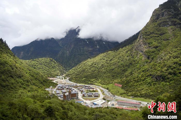 位于山間的玉麥鄉(xiāng)。