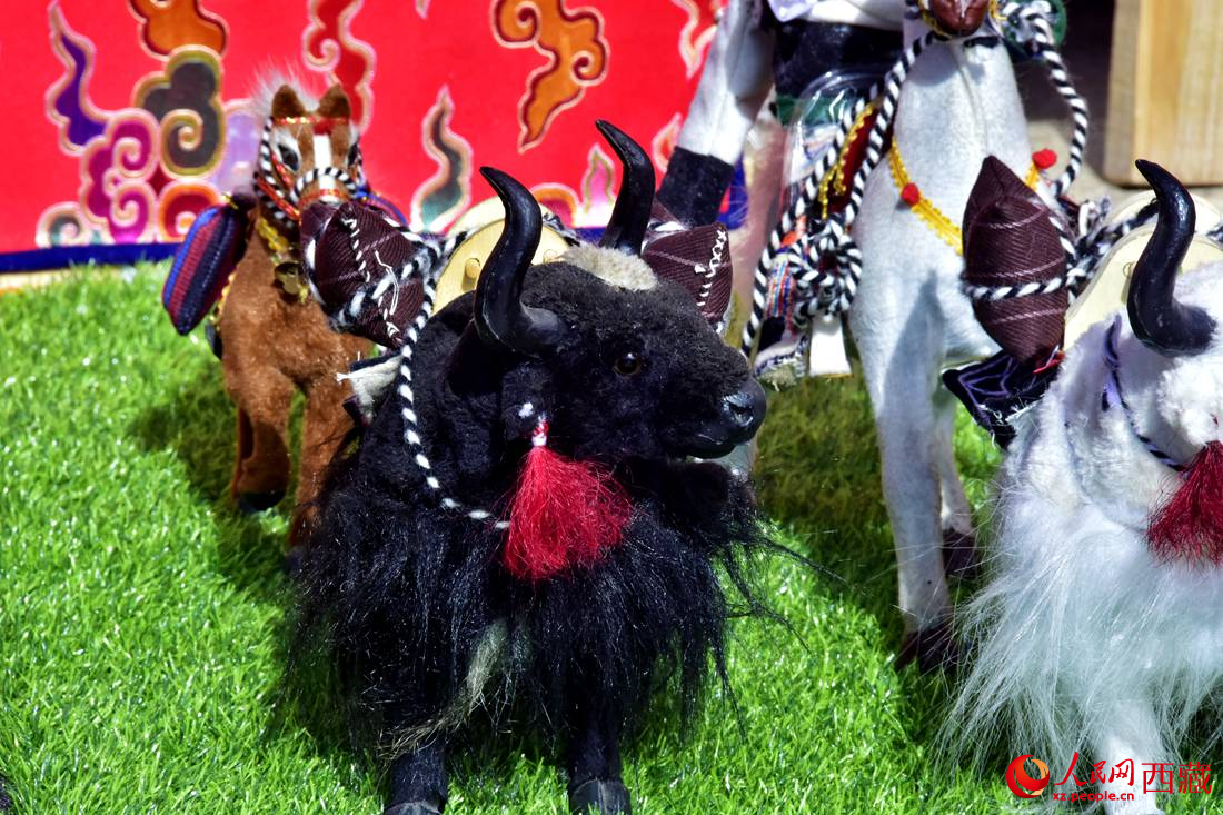 農(nóng)牧民制作的旅游紀(jì)念品。人民網(wǎng) 李海霞攝