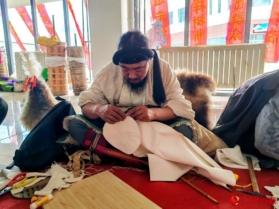 草原漢子變身裁縫。人民網(wǎng) 李海霞攝