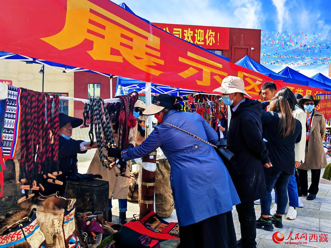 技能大賽現(xiàn)場(chǎng)引來(lái)不少客戶(hù)。人民網(wǎng) 李海霞攝