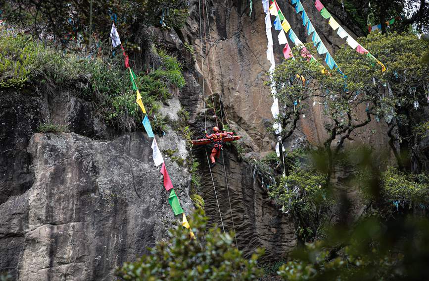 被困人員垂直提拉至安全位置。西繞拉翁攝