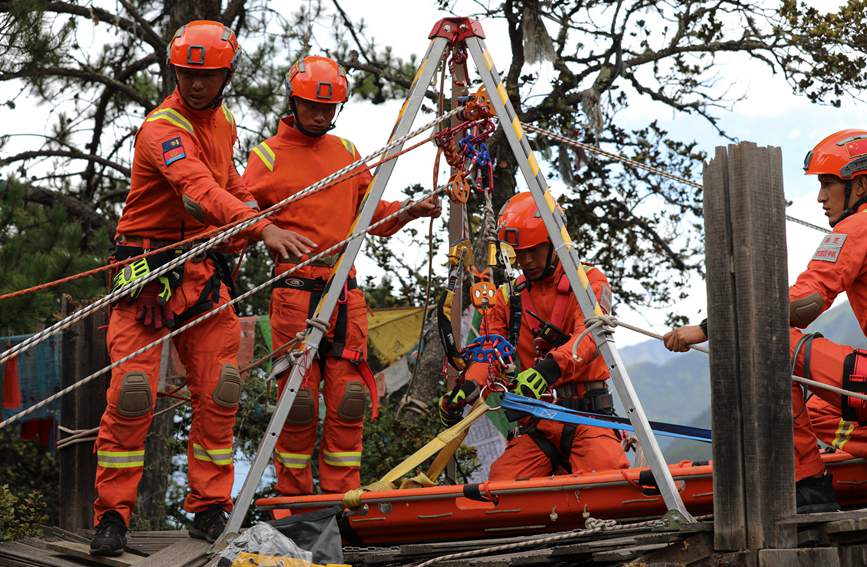 三腳架設(shè)置錨點。西繞拉翁攝
