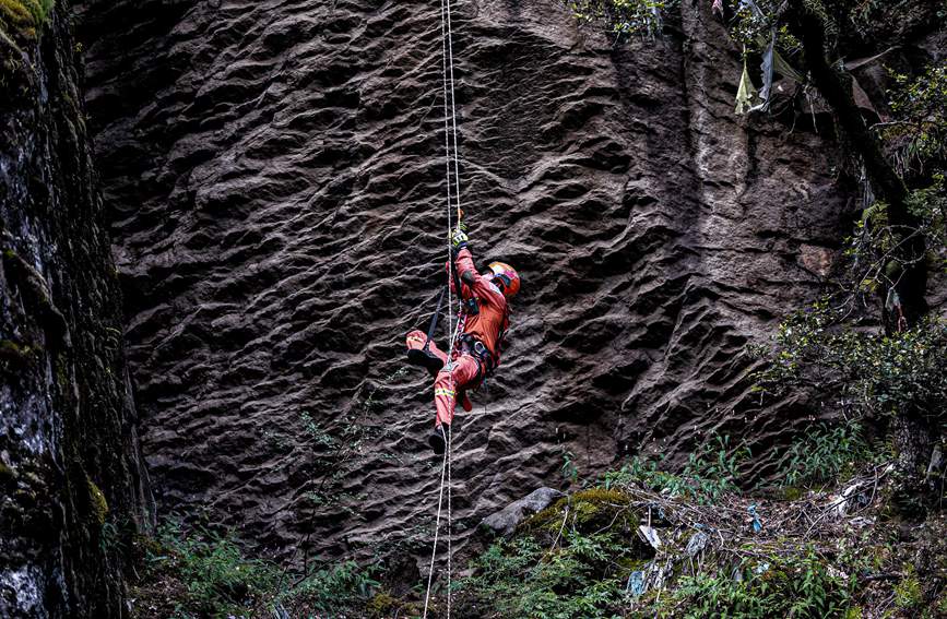 救援實戰(zhàn)訓(xùn)練中，消防員垂直攀爬。西繞拉翁攝