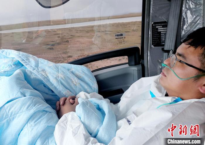 從咸陽開始到拉薩，閆光宇和朋友吃住均不離車?！∴嵟?攝