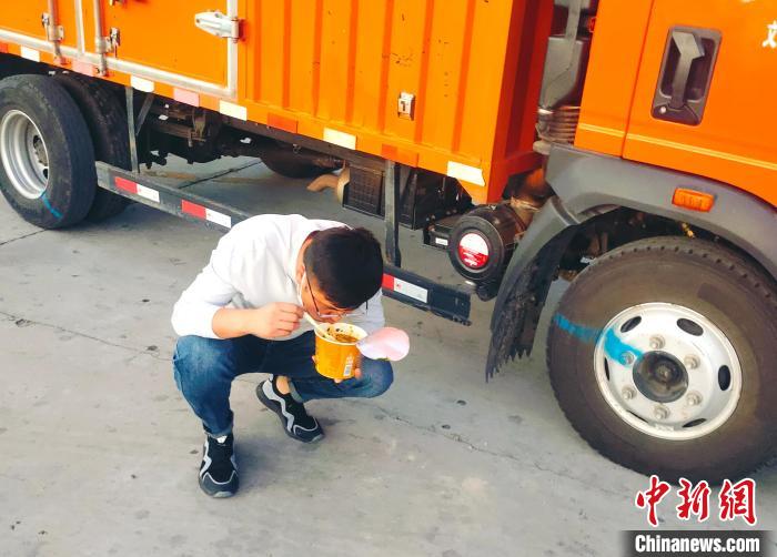 由于沿路疫情原因，閆光宇和朋友只能在服務區(qū)簡餐。　鄭朋 攝