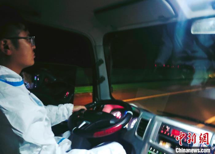 星夜疾馳，只為讓防疫物資早日抵達西藏?！∴嵟?攝