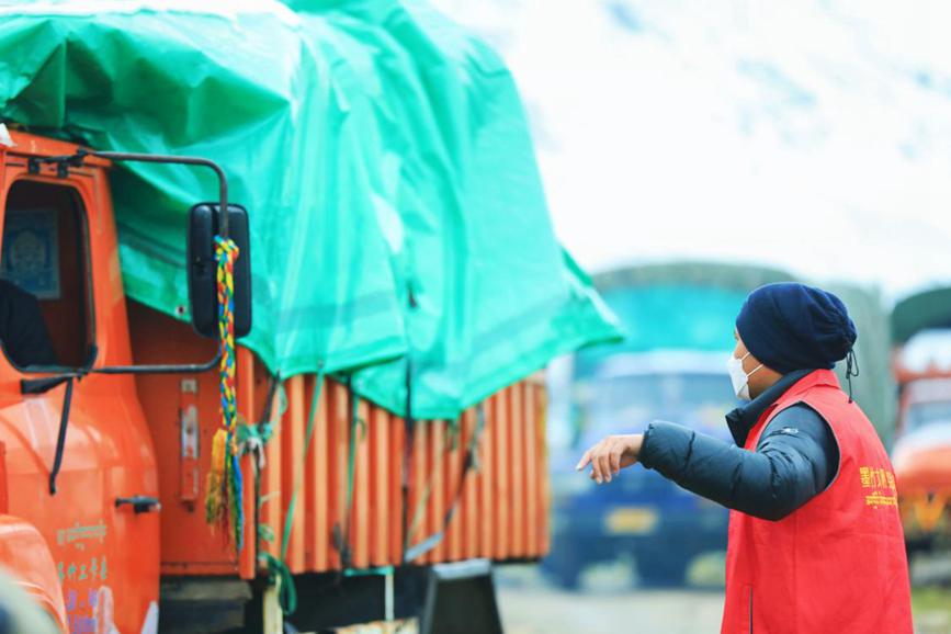 “紅馬甲”幫牧民順利轉(zhuǎn)場(chǎng)。洛克攝