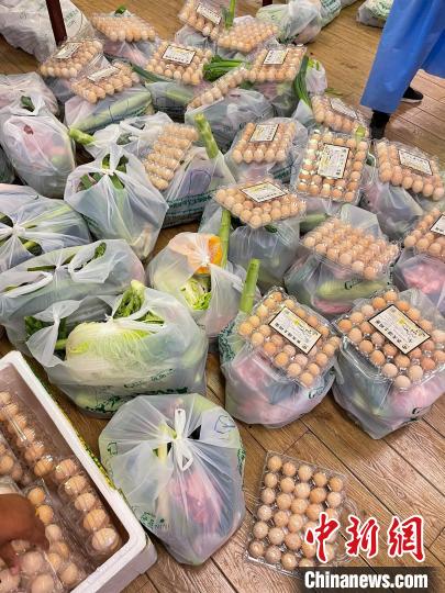 西藏格拉丹東超市疫情期間全力保障市場供應(yīng)?！∈茉L者供圖