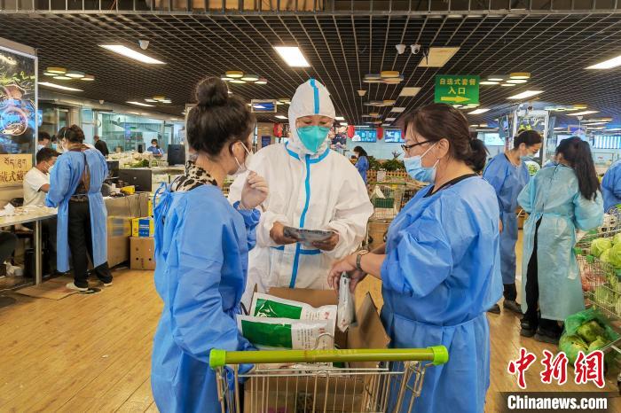 圖為疫情期間，西藏格拉丹東超市調(diào)配物資，保障市場供應(yīng)?！∈茉L者供圖