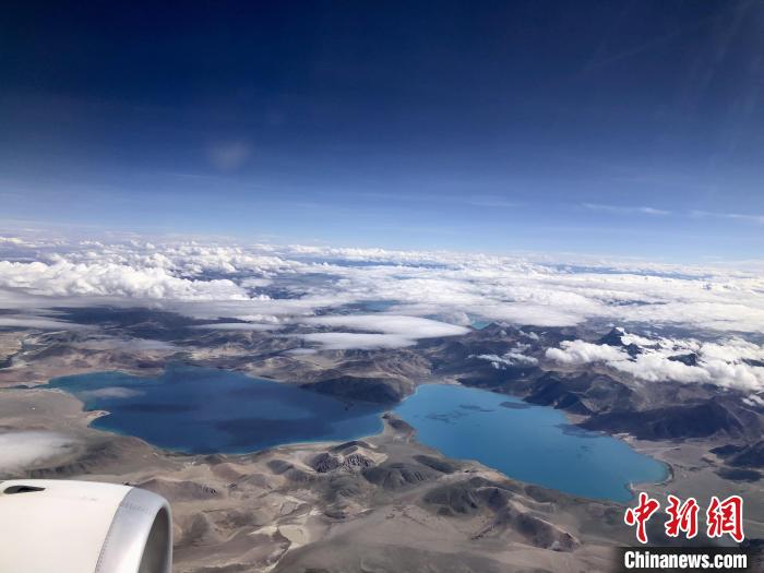 西藏阿里到拉薩航班途經(jīng)的高原湖泊?！?lt;a target='_blank' href='/'><p  align=
