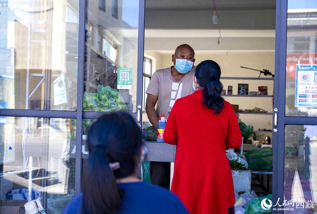 市民們有序排隊購買早餐。人民網(wǎng) 次仁羅布攝