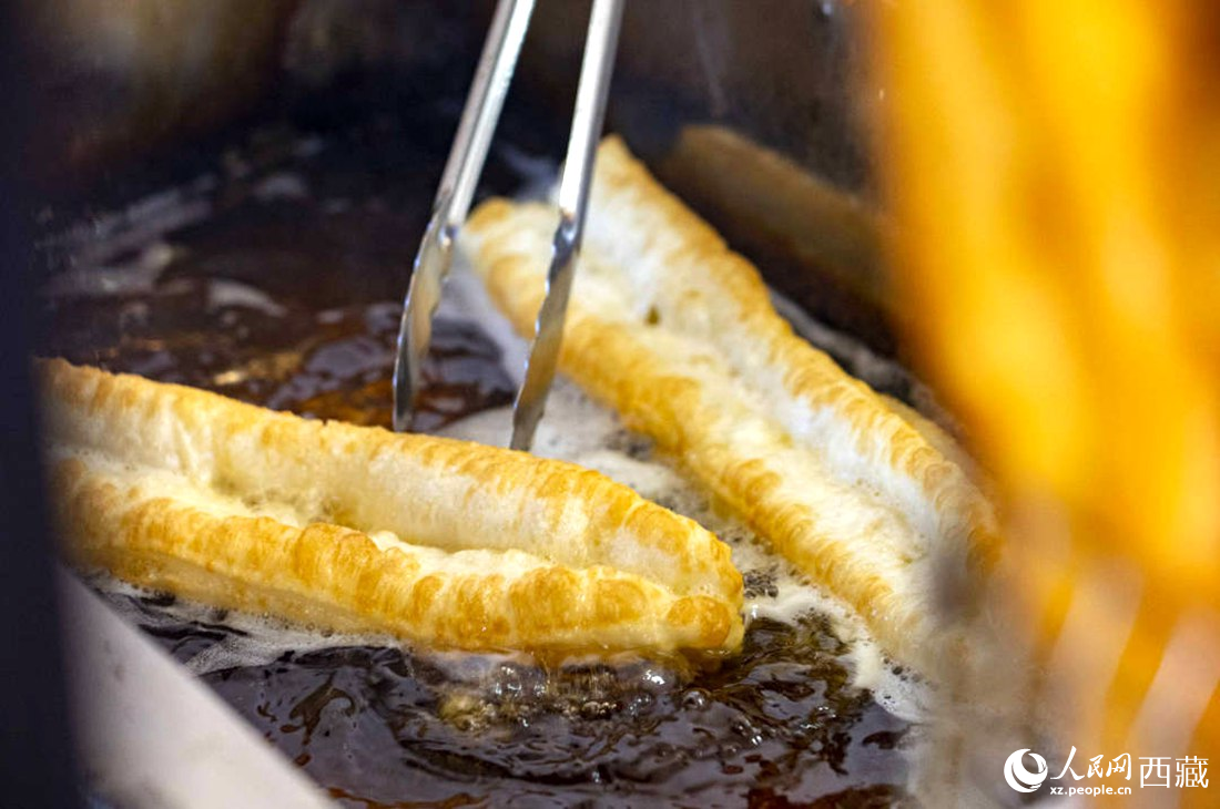 熱氣騰騰的油條。人民網(wǎng) 次仁羅布攝