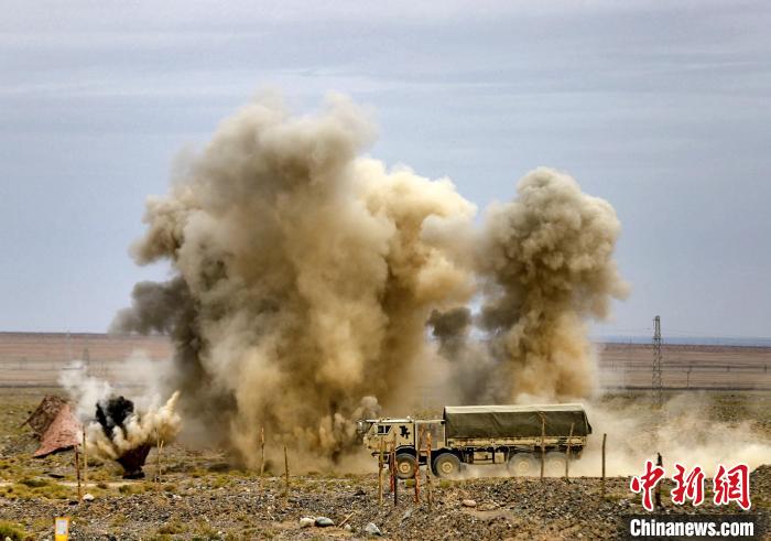 圖為模擬運(yùn)輸分隊(duì)通過炮火路段?！?王先鋒 攝