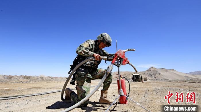 圖為官兵為群車加油?！?胡吉容 攝