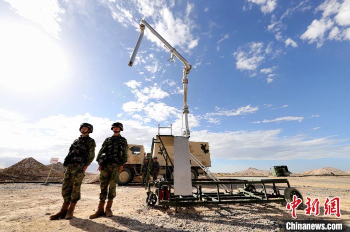 圖為野戰(zhàn)油庫開設(shè)?！?唐 堯 攝