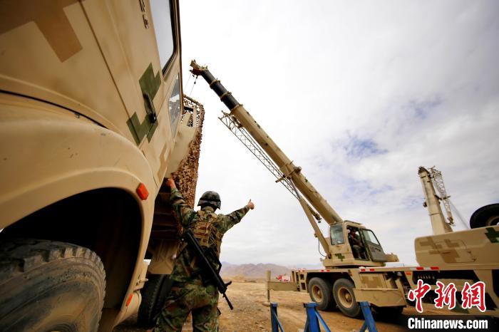 圖為野戰(zhàn)車輛搶修環(huán)節(jié)?！?祁漢智 攝