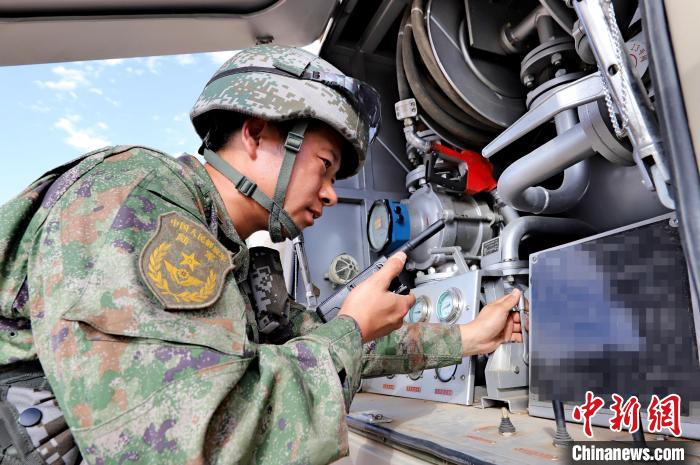 圖為群車加油科目演練現(xiàn)場(chǎng)?！?王先鋒 攝