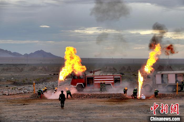 圖為野戰(zhàn)管線搶修?！?鄒寧寧 攝
