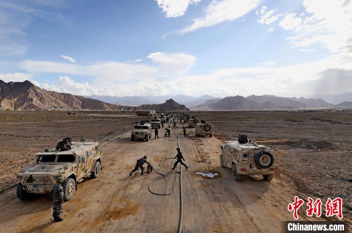 圖為群車加油科目演練現(xiàn)場(chǎng)?！?祁漢智 攝