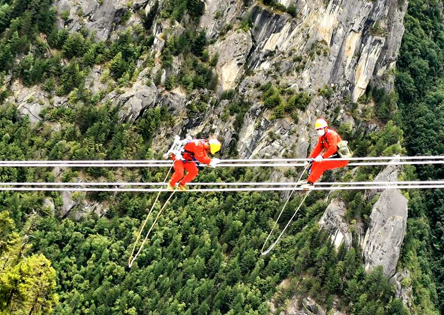 9月15日，電力檢修人員開展左波線米堆冰川段導(dǎo)線扭絞處理走線作業(yè)。旦尼攝