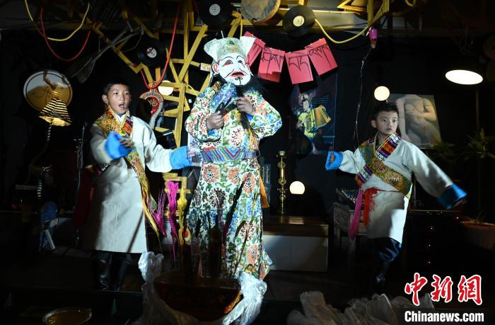 圖為由少兒表演的藏戲在公開(kāi)場(chǎng)合演出。資料圖 趙朗 攝