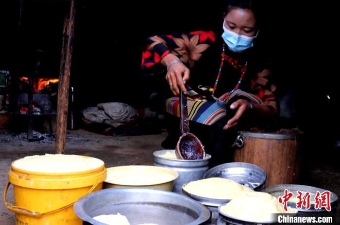 圖為牧民正在制作酥油。　日喀則文聯(lián)供圖