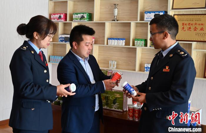 圖為林芝稅務部門上門了解企業(yè)情況，并宣講稅收政策。資料圖 趙朗 攝