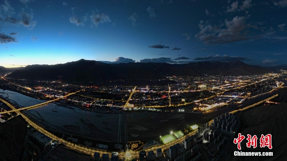 資料圖為2020年6月10日，拉薩城市入夜，燈光點(diǎn)亮高原古城夜色。（無人機(jī)畫面） <a target='_blank' href='/'><p  align=