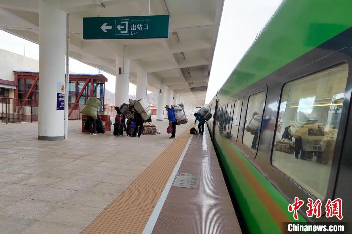 乘客乘復(fù)工專列抵達(dá)日喀則。　拉薩車務(wù)段 供圖