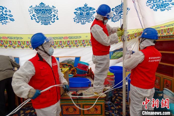 圖為西藏類烏齊縣供電部門為臨時隔離點50頂帳篷進行用電接入。　洛松登珠 攝