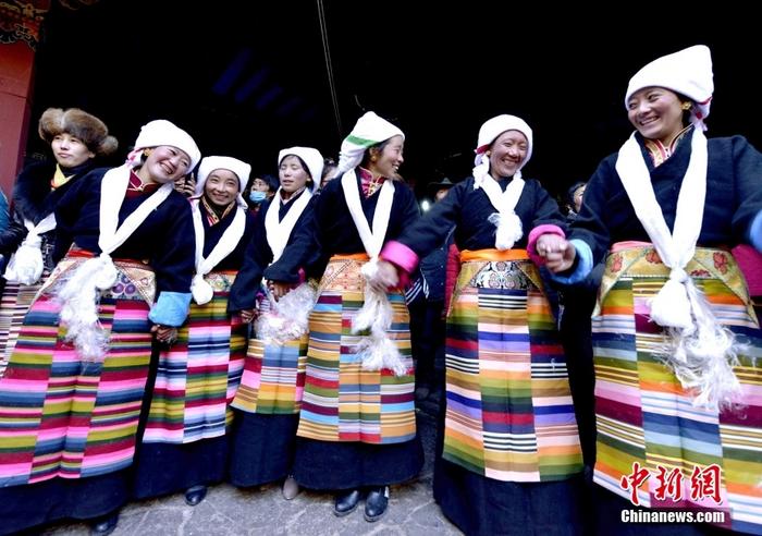 資料圖為2014年12月6日，拉薩民眾歡度“仙女節(jié)”。 <a target='_blank' href='/'><p  align=