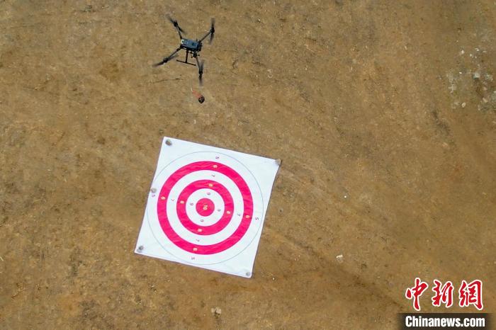 圖為消防員利用無人機(jī)空投滅火彈?！钣例?攝