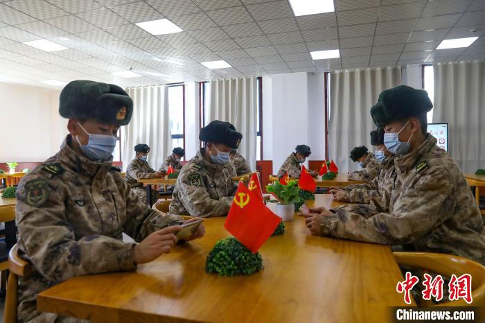 圖為阿里軍分區(qū)某邊防團(tuán)組織官兵通過手機(jī)收聽收看二十大開幕盛況?！詵|供圖