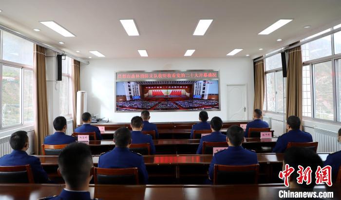 圖為西藏昌都市森林消防支隊(duì)收看二十大開幕直播。　徐思蓬 攝