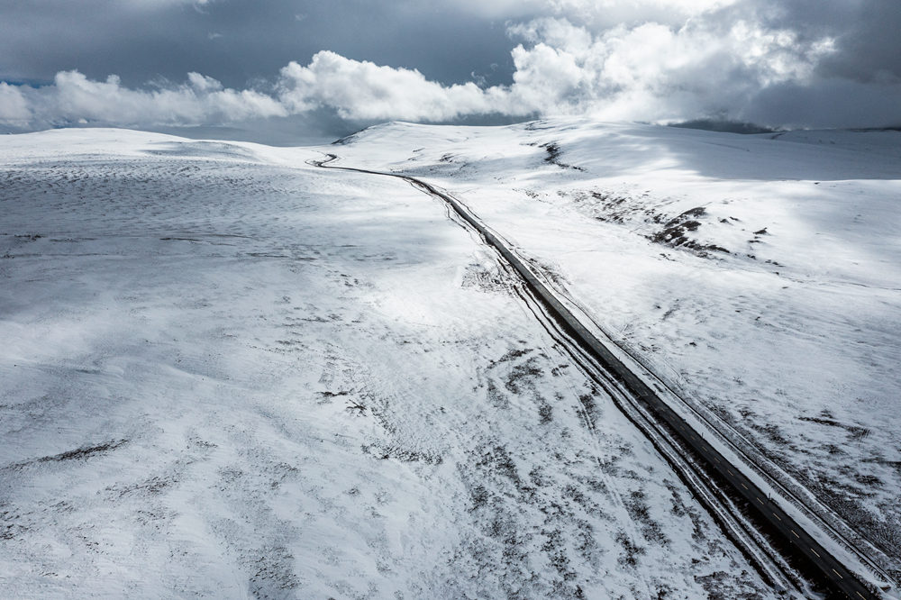 西藏阿里地區(qū)改則縣迎來初雪，銀裝素裹，美如畫卷。