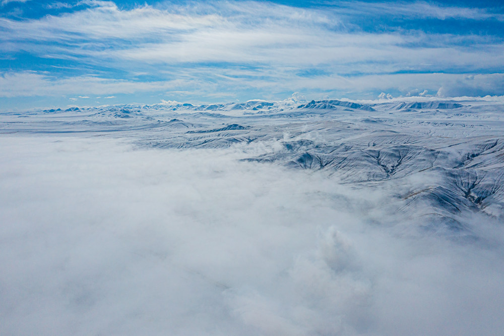 西藏阿里地區(qū)改則縣迎來初雪，銀裝素裹，美如畫卷。