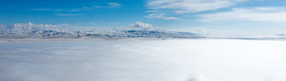 西藏阿里地區(qū)改則縣迎來初雪，銀裝素裹，美如畫卷。