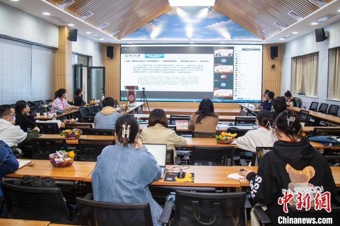 圖為論壇會(huì)議現(xiàn)場?！⊥瑬|放 攝