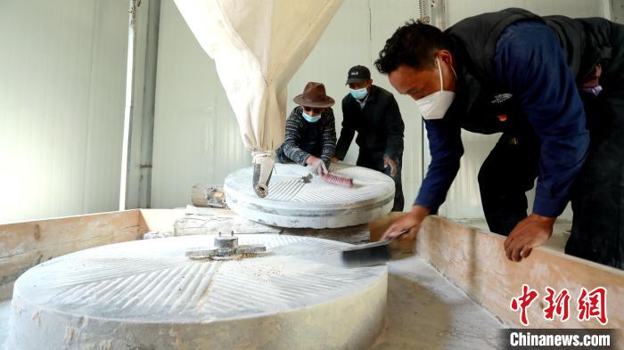 圖為合作社負(fù)責(zé)人完成糌粑加工后清掃水磨設(shè)施?！〖卫杩h融媒體中心供圖