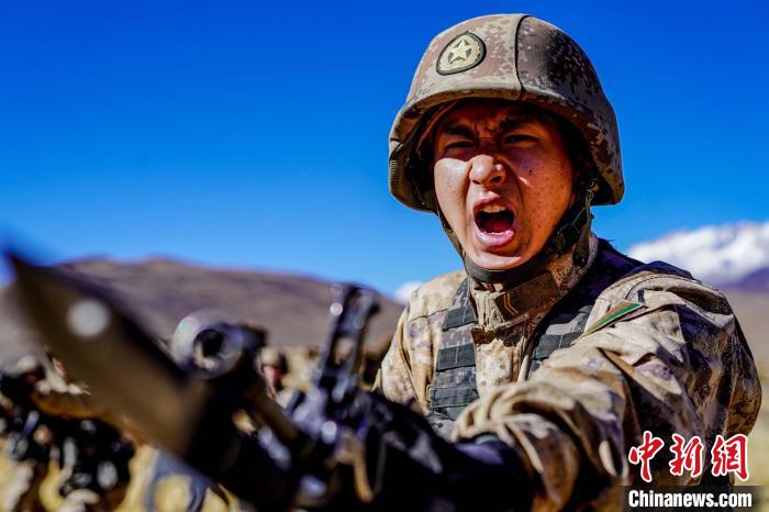 官兵正在進行刺殺操訓練?！∥鞑厣侥宪姺謪^(qū)某團供圖