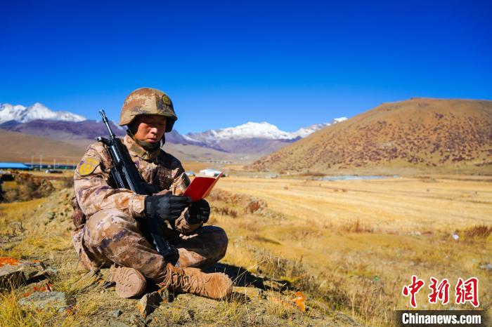 戰(zhàn)士正在品讀該團制作下發(fā)的二十大報告內(nèi)容匯編“口袋書” ?！∥鞑厣侥宪姺謪^(qū)某團供圖