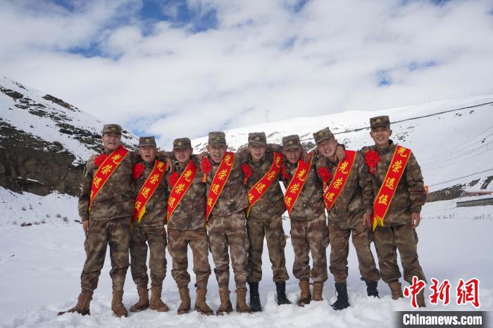 退伍老兵合照留念?！∥鞑厣侥宪姺謪^(qū)某團(tuán)供圖