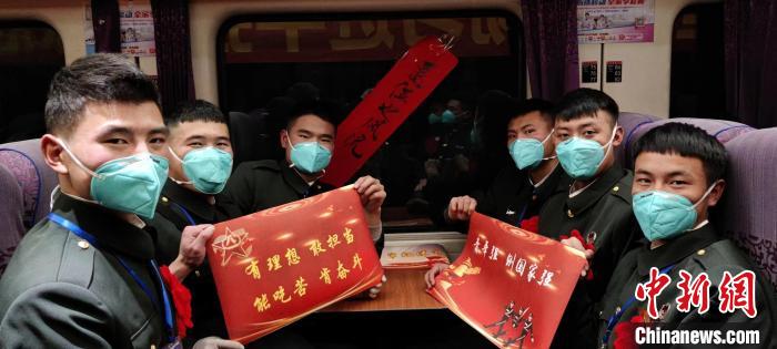 退伍老兵在退伍專列上合影留念?！∥鞑厣侥宪姺謪^(qū)某團(tuán)供圖