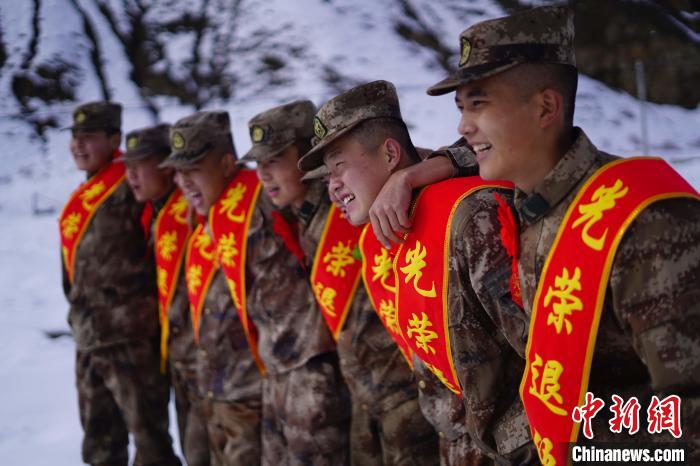 退伍老兵合照留念。　西藏山南軍分區(qū)某團(tuán)供圖