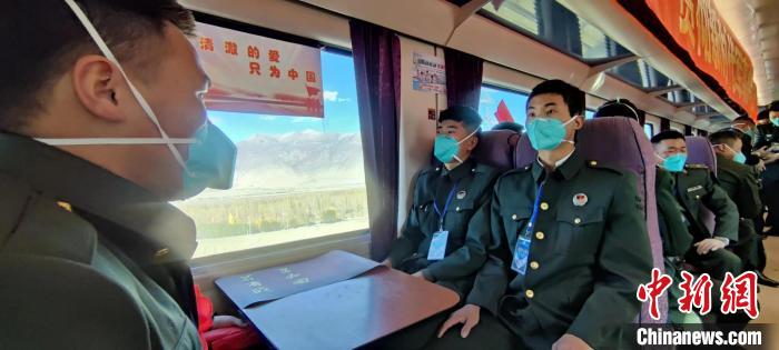 退伍老兵乘坐在退伍專列?！∥鞑厣侥宪姺謪^(qū)某團(tuán)供圖