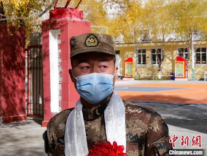 圖為什布奇邊防連退伍老兵臨別前再看一眼連隊(duì)。　劉曉東 攝