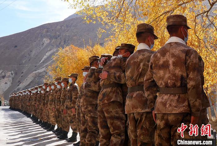 圖為什布奇邊防連退伍老兵與戰(zhàn)友相擁而泣，依依惜別?！⌒觳?攝