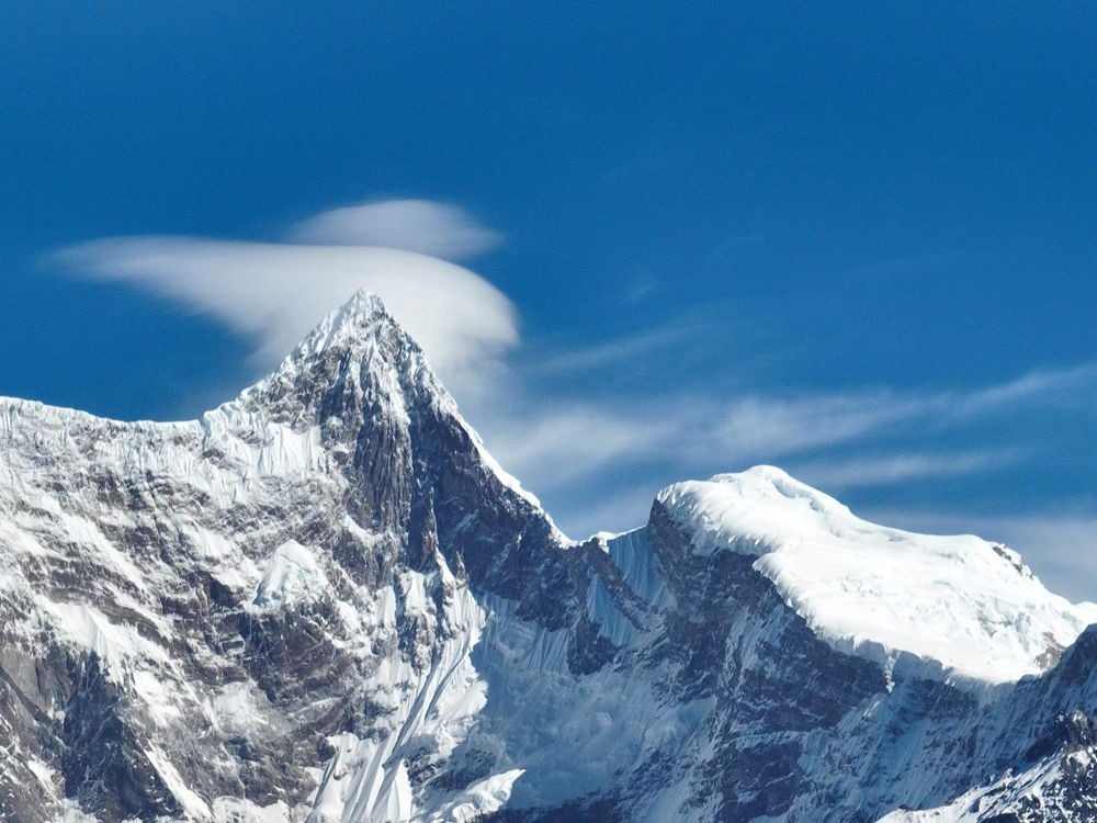 雅魯藏布江遠(yuǎn)處的雪山風(fēng)光。